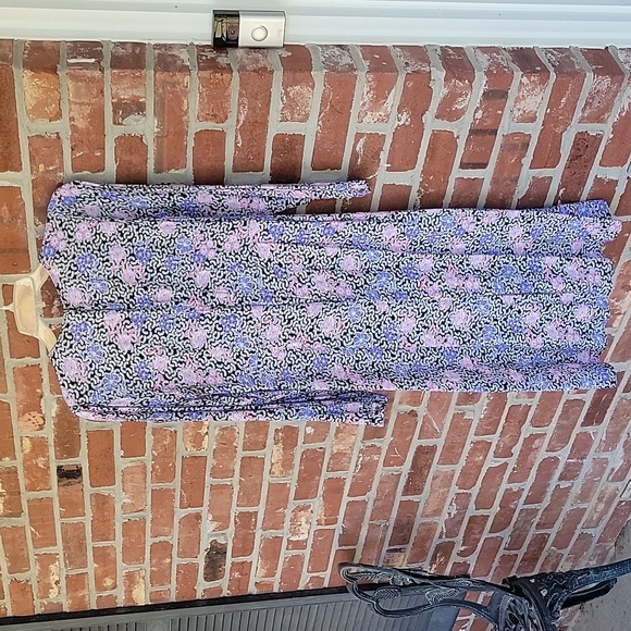 Loft V Neck Floral Dress - Picture 3 of 10